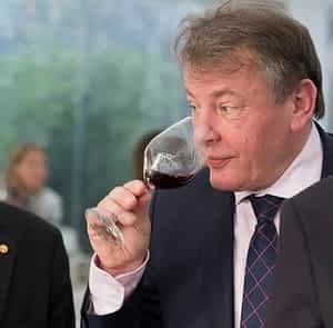 jean luc jamrozik dégustant un verre de vin rouge