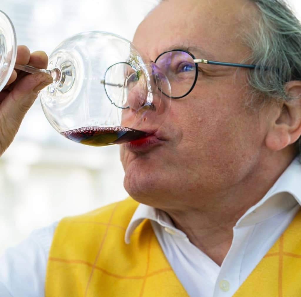 Image de Jean-Luc goûtant un verre de vin rouge (dernière étape de la dégustation)