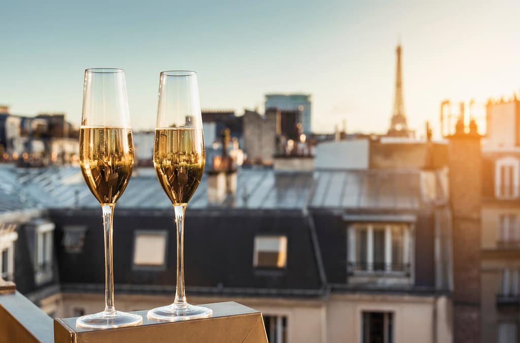Coupes de champagne sur les toits de Paris.