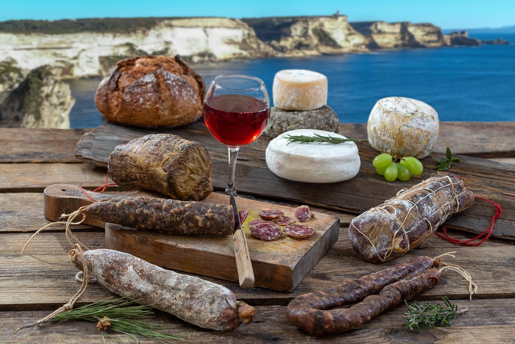 Verre de rouge et paysage Corse.