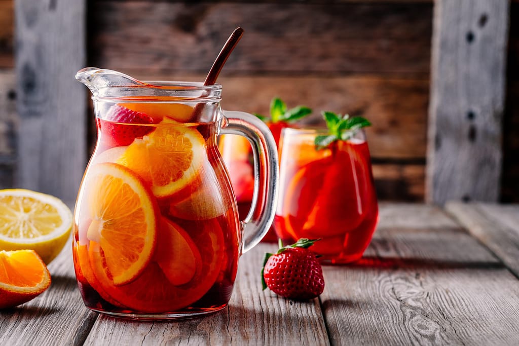Sangria rosé aux fruits d'été.