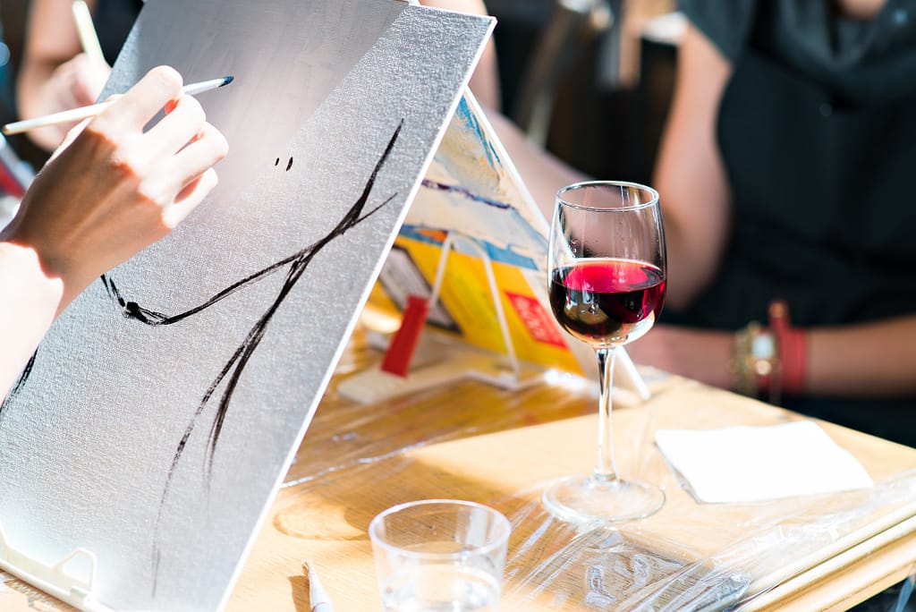 Peinture et verre de vin rouge.