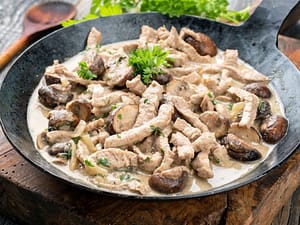 Champignons de Paris, crème poivrée et persil
