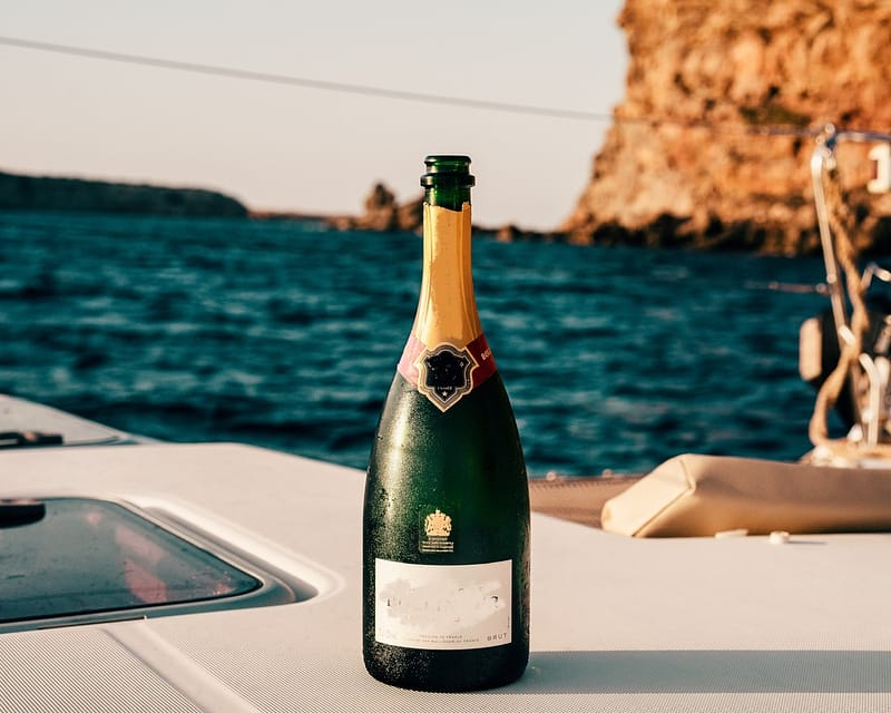 bouteille de champagne devant la mer
