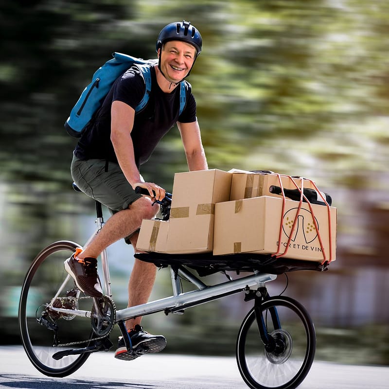 jean-luc jamrozik sur son super vélo, prêt à vous livrer dans les plus bref délais
