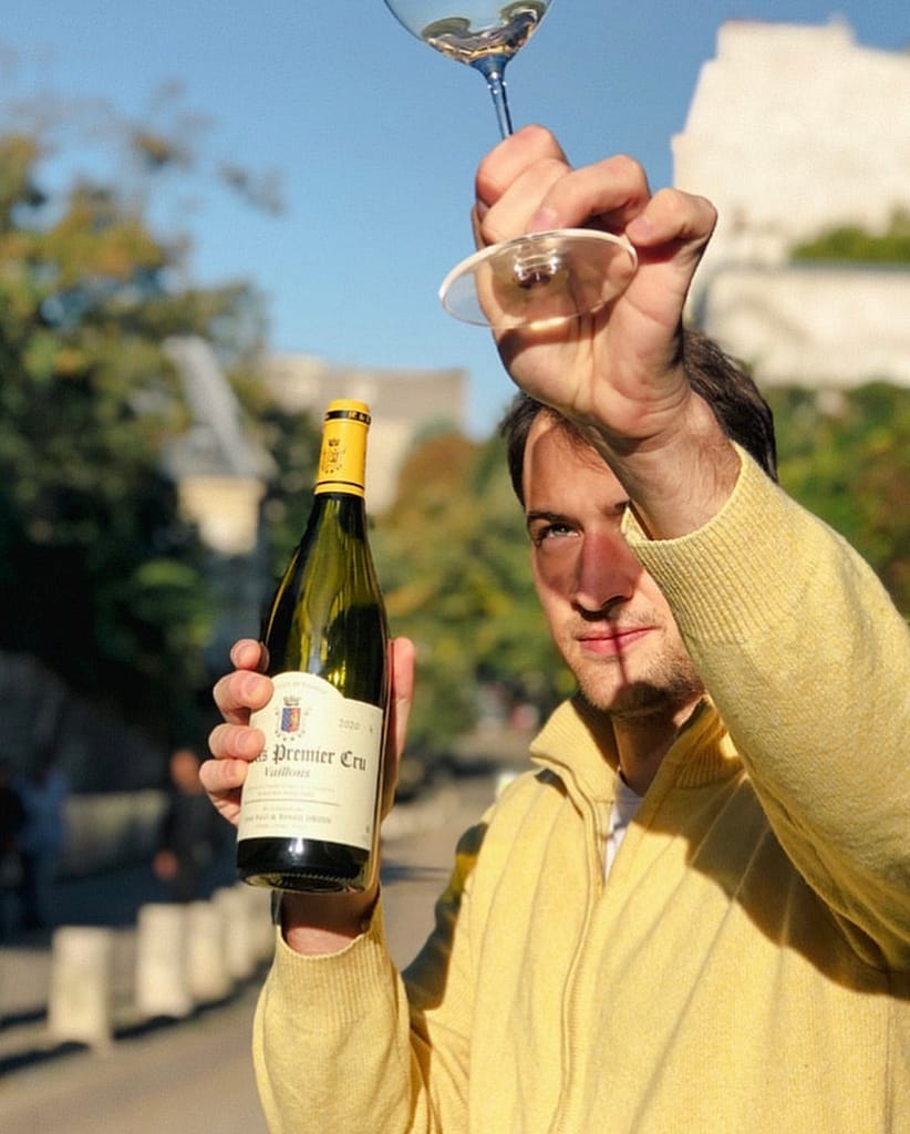 Image de Quentin observant la robe d'un vin (première étape de la dégustation)