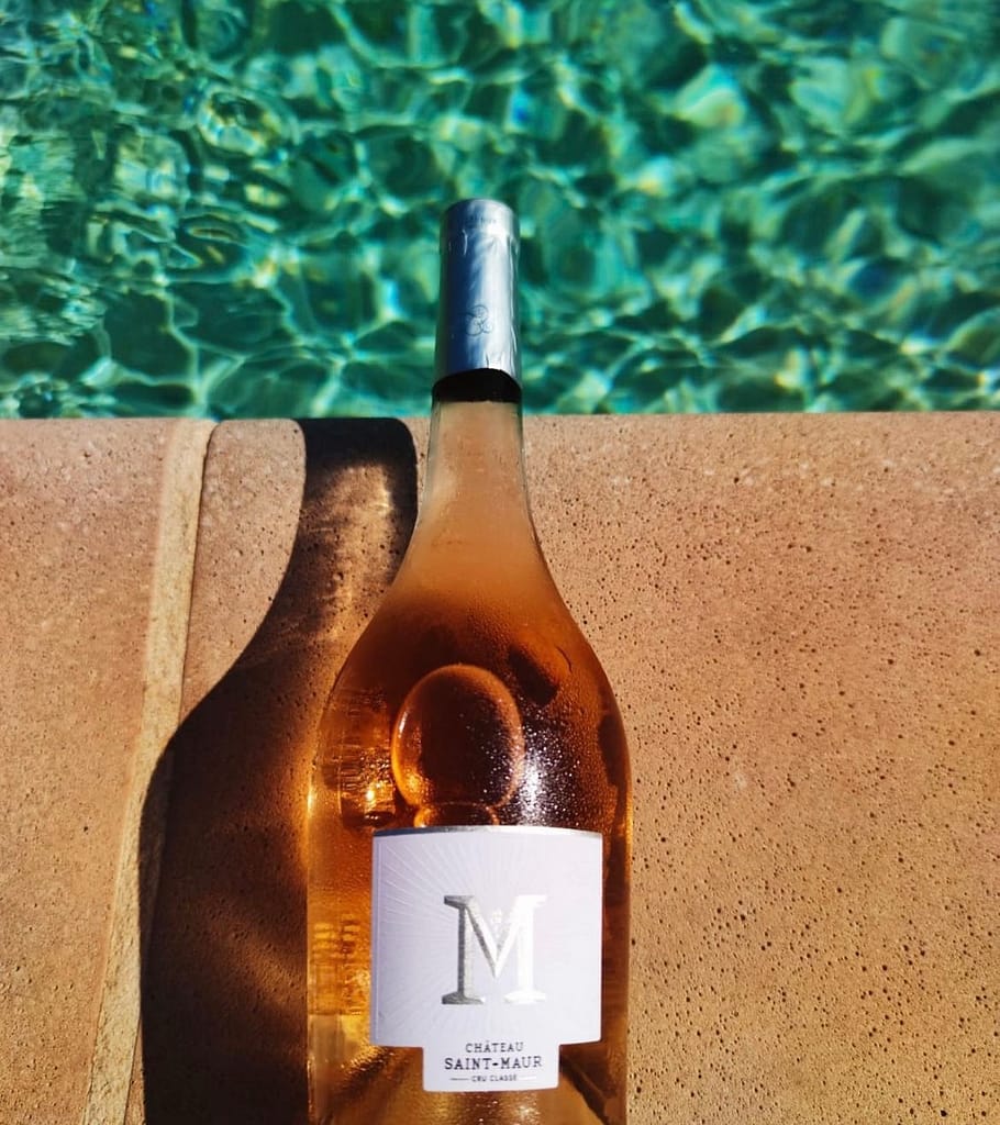 Bouteille de rosé Chateau Saint-Maur - Saint M, au bord de l’eau.